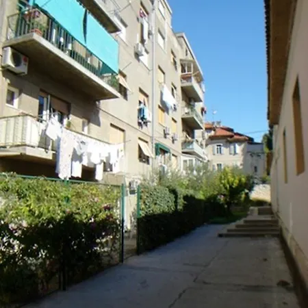 Blue Tree Apartment *