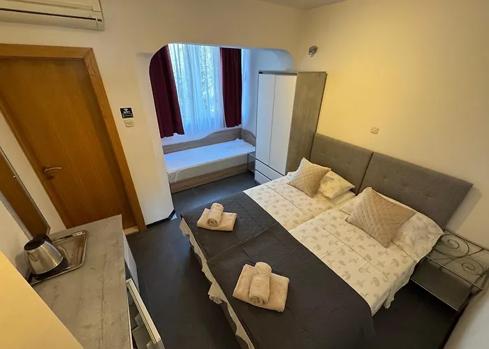 蓝树客房酒店 *