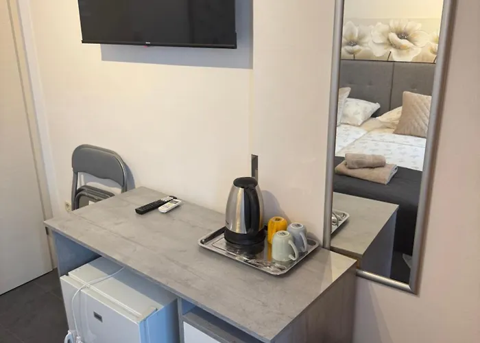 蓝树客房酒店 *