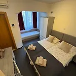 蓝树客房酒店 *