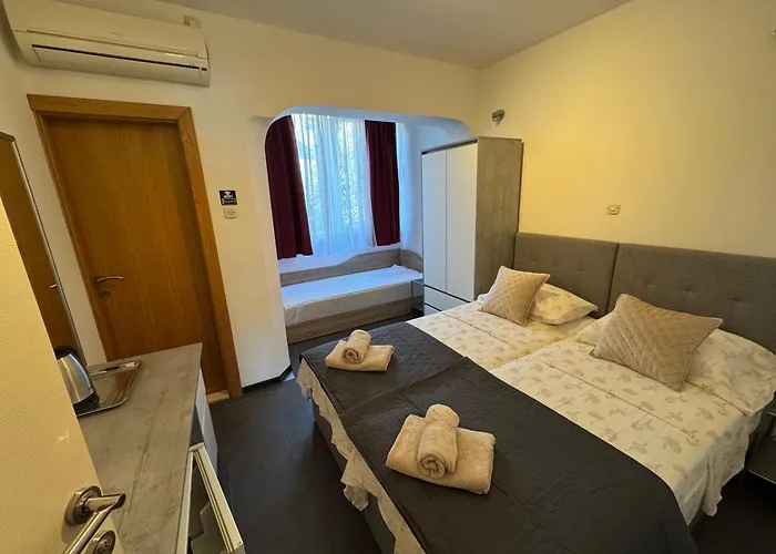 蓝树客房酒店 *